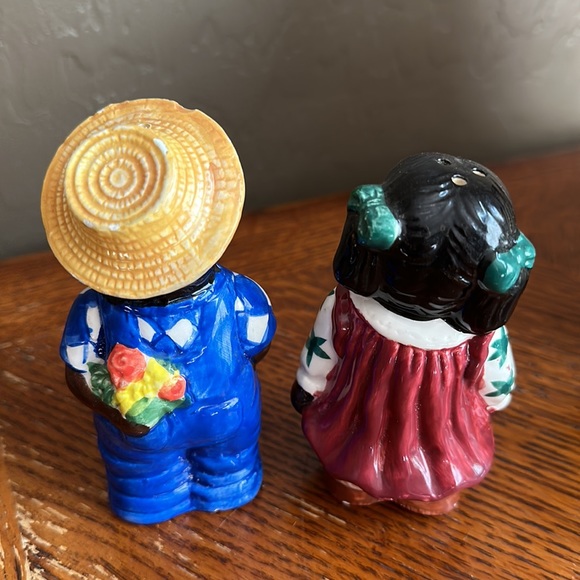 Holiday at Home salt and pepper shaker set - Picture 2 of 8